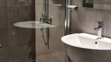 Executive Room | Bathroom | Shower, rainfall showerhead, hair dryer, bidet