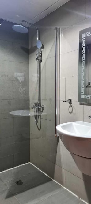 Deluxe Room | Bathroom
