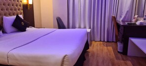 Deluxe Room | 1 bedroom, pillow-top beds, in-room safe, desk - Raha Grand Hotel  (Dubai)