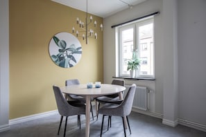 Business-Apartment | Eigene Küche | Großer Kühlschrank, Mikrowelle, Ofen, Herdplatte