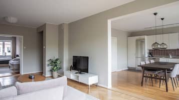 2 Bedroom with 5 beds | 1 bedroom, iron/ironing board, free WiFi, bed sheets