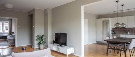 1 habitación, tabla de planchar con plancha, wifi gratis y ropa de cama