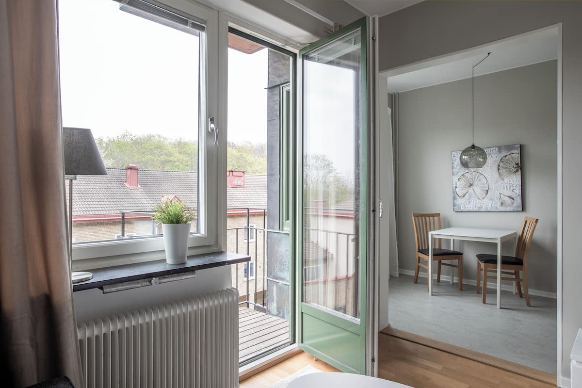 Business Studio | 1 bedroom, iron/ironing board, free WiFi, bed sheets