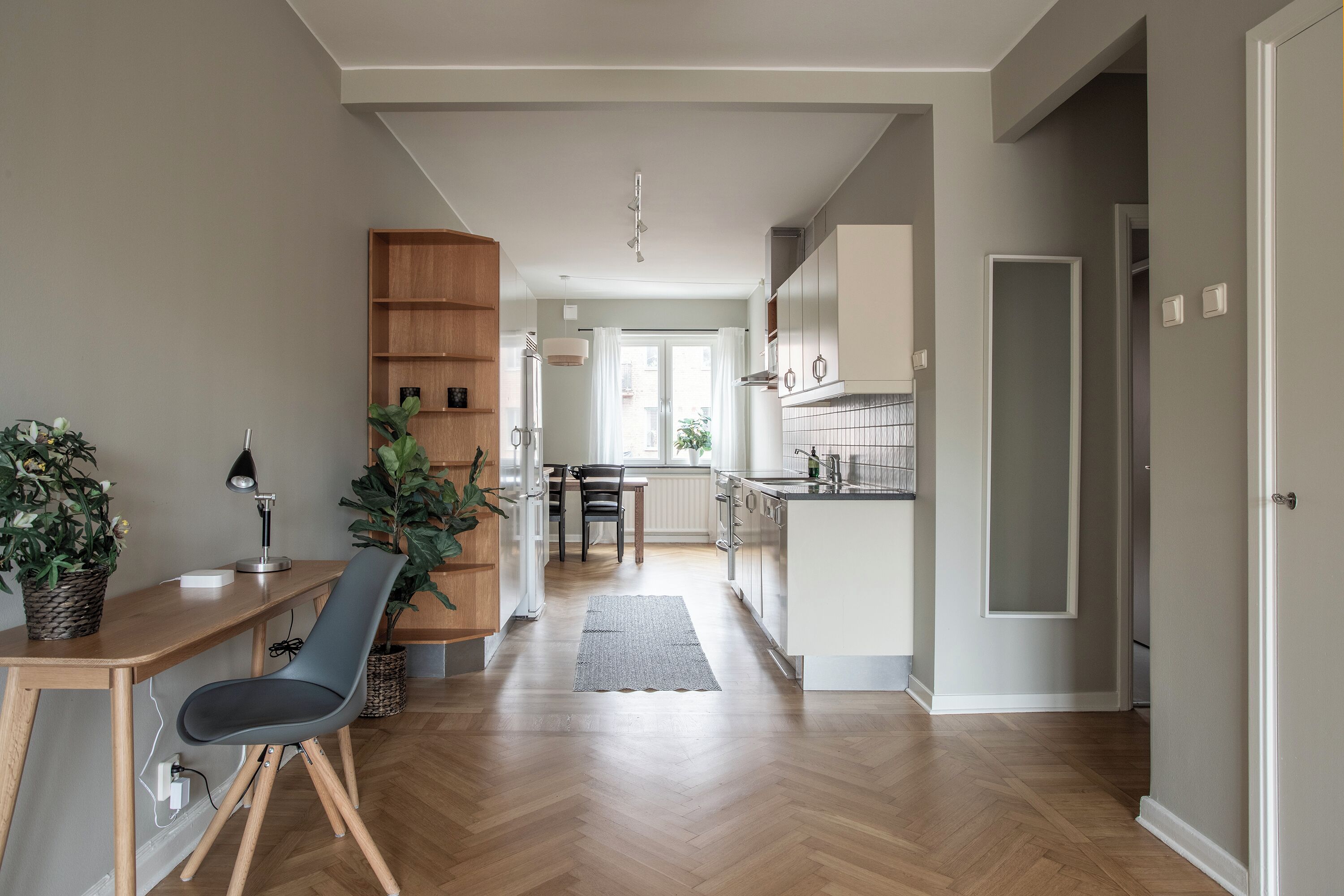 Tabla de planchar con plancha, wifi gratis y ropa de cama 