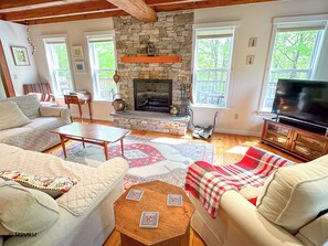 Smart TV, chimenea y oficina