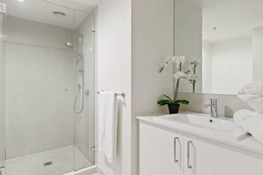 Dusch, hårtork, handdukar och tvål