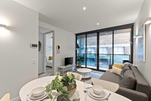 TV, offices - A Chic & Comfy 2BR Apt Near Federation Square (Melbourne)