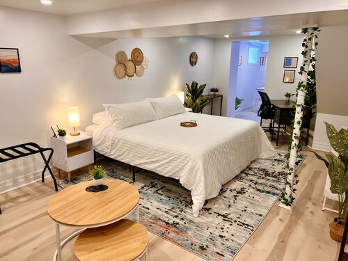 The Boho Oasis: Spacious Deluxe Apartment, Close to All Amenities, Safe & Quiet