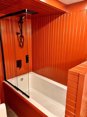 Shower, eco-friendly toiletries, hair dryer, towels - The Boho Oasis: Spacious Deluxe Apartment, Close to All Amenities, Safe & Quiet (Windsor)