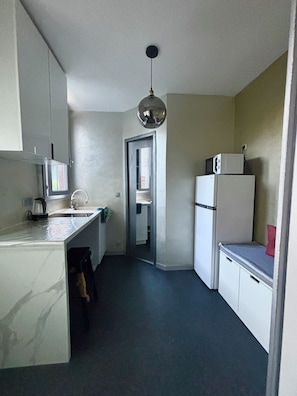 Een microgolfoven, een kookplaat, kookgerei, borden en bestek