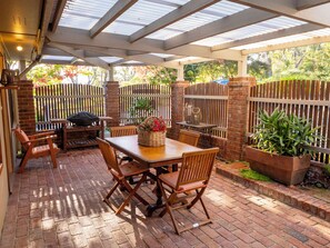 Outdoor dining - Escape into Nature just minutes from Tathra. (Kalaru)
