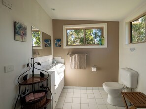 Shower, eco-friendly toiletries, hair dryer, towels - Escape into Nature just minutes from Tathra. (Kalaru)