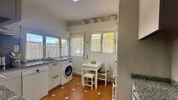 Jääkaappi, mikroaaltouuni, uuni, astianpesukone