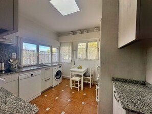 Réfrigérateur, micro-ondes, four, lave-vaisselle