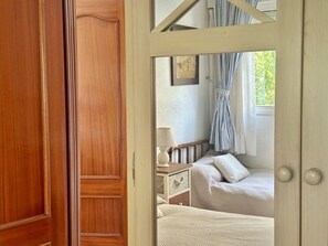 4 chambres, fer et planche à repasser, draps fournis