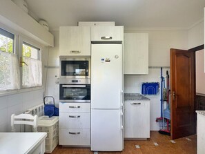 Een koelkast, een microgolfoven, een oven, een vaatwasser