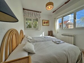 4 bedrooms, iron/ironing board, bed sheets