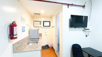 Deluxe Room | Private kitchen | Electric kettle, kitchen islands