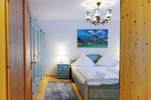 2 bedrooms, travel cot, free WiFi, bed sheets - Hansi's Bergblick - charming vacation apartment close to the ski lift (Garmisch-Partenkirchen)
