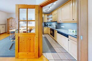 Fridge, microwave, oven, stovetop - Hansi's Bergblick - charming vacation apartment close to the ski lift (Garmisch-Partenkirchen)