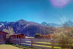 Property grounds - Hansi's Bergblick - charming vacation apartment close to the ski lift (Garmisch-Partenkirchen)