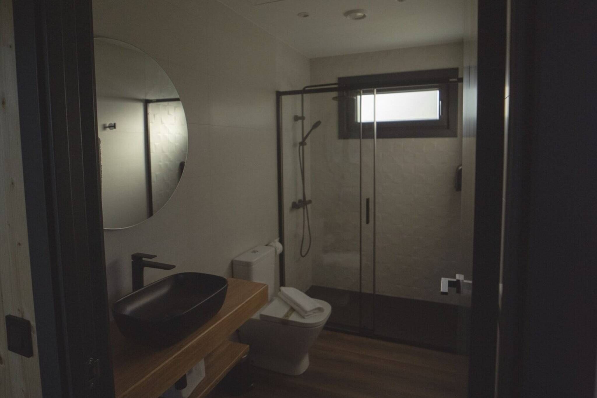 Artículos de higiene personal ecológicos, secador de pelo y toallas