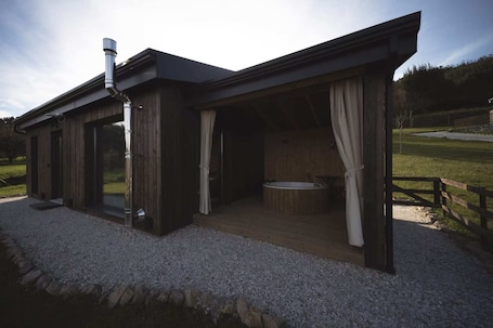 Outdoor spa tub. CABAÑAS O RECUNCHO DO SOR. SETENTRIÓN
