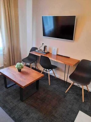 Deluxe appartement, 1 slaapkamer | Woonruimte | Flatscreentelevisie