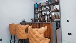 Eine Bar mit einem Holzboden und zwei ausgestatteten Sesseln.