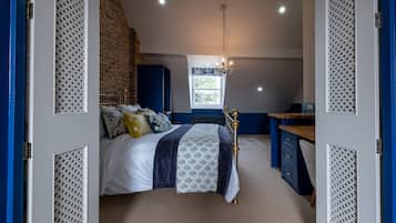 Superior Room | 1 bedroom, iron/ironing board, travel cot, free WiFi
