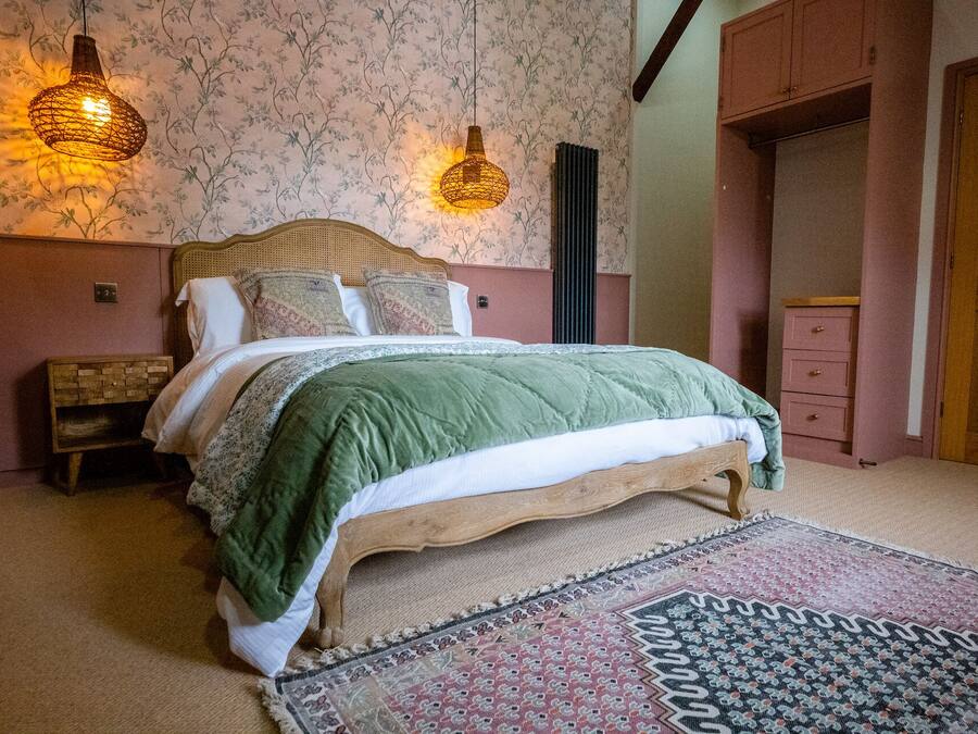 Deluxe Room | Iron/ironing board, travel crib, free WiFi, bed sheets