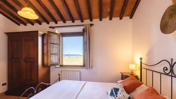 Appartamento Tradizionale, vista collina | Copriletto in piuma, una scrivania, Wi-Fi gratuito, lenzuola