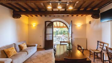 Appartamento Tradizionale, patio, vista giardino | Area soggiorno | Smart TV 32 pollici con canali satellitari