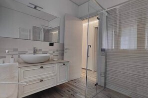 Shower, hair dryer, bidet, towels - Casa Gio 4 Season (Camaiore)