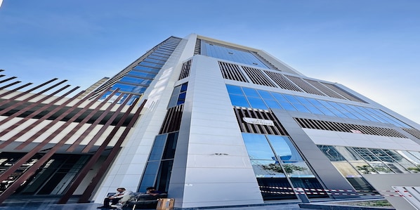 Front of property - Luxury Spacious Apartment Near Downtown with Balcony and Free Parking by Belvilla (Dubai)