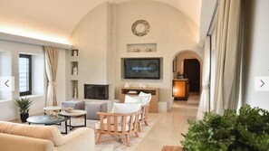 Villa Exclusive, 3 chambres, piscine privée | Coin séjour | TV connectée de 52 pouces avec chaînes par satellite
