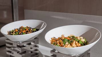 Daily buffet breakfast (CNY 38 per person)