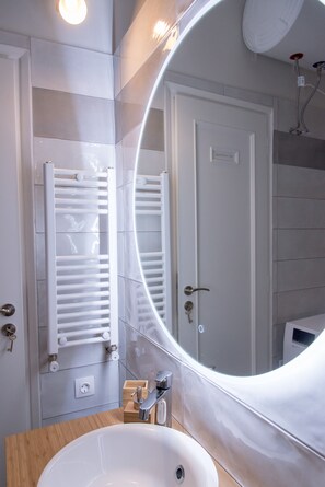 Dusche, Haartrockner, Handtücher, Seife