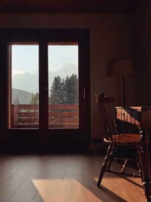 Panoramic Double Room, Shared Bathroom, Mountain View (Toile de Jouy) | Pemandangan balkoni