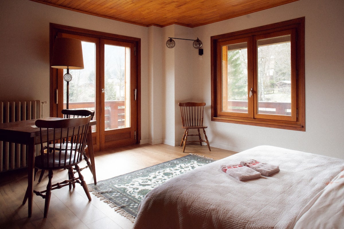 Panorama tweepersoonskamer, gedeelde badkamer, uitzicht op bergen (Chambre Verte) | 1 slaapkamer, gratis wifi, beddengoed