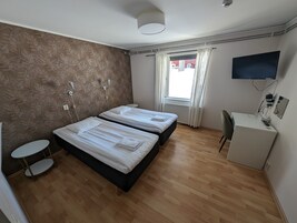 Escritorio, espacio para trabajar con laptop y wifi gratis 