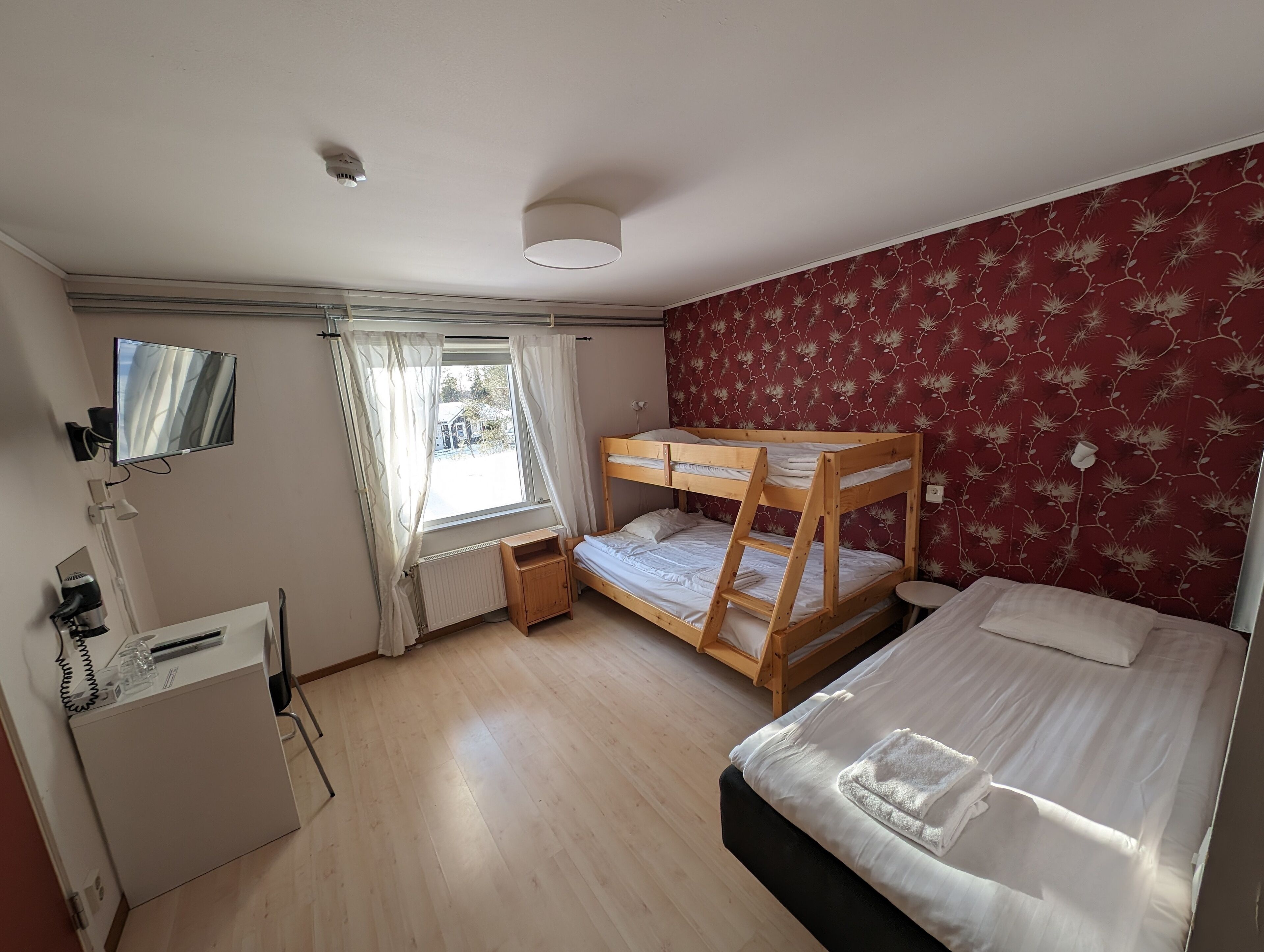 Meja kerja, ruang kerja ramah laptop, dan Wi-Fi gratis