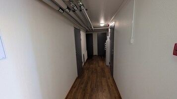 Escritorio, espacio para trabajar con laptop y wifi gratis 