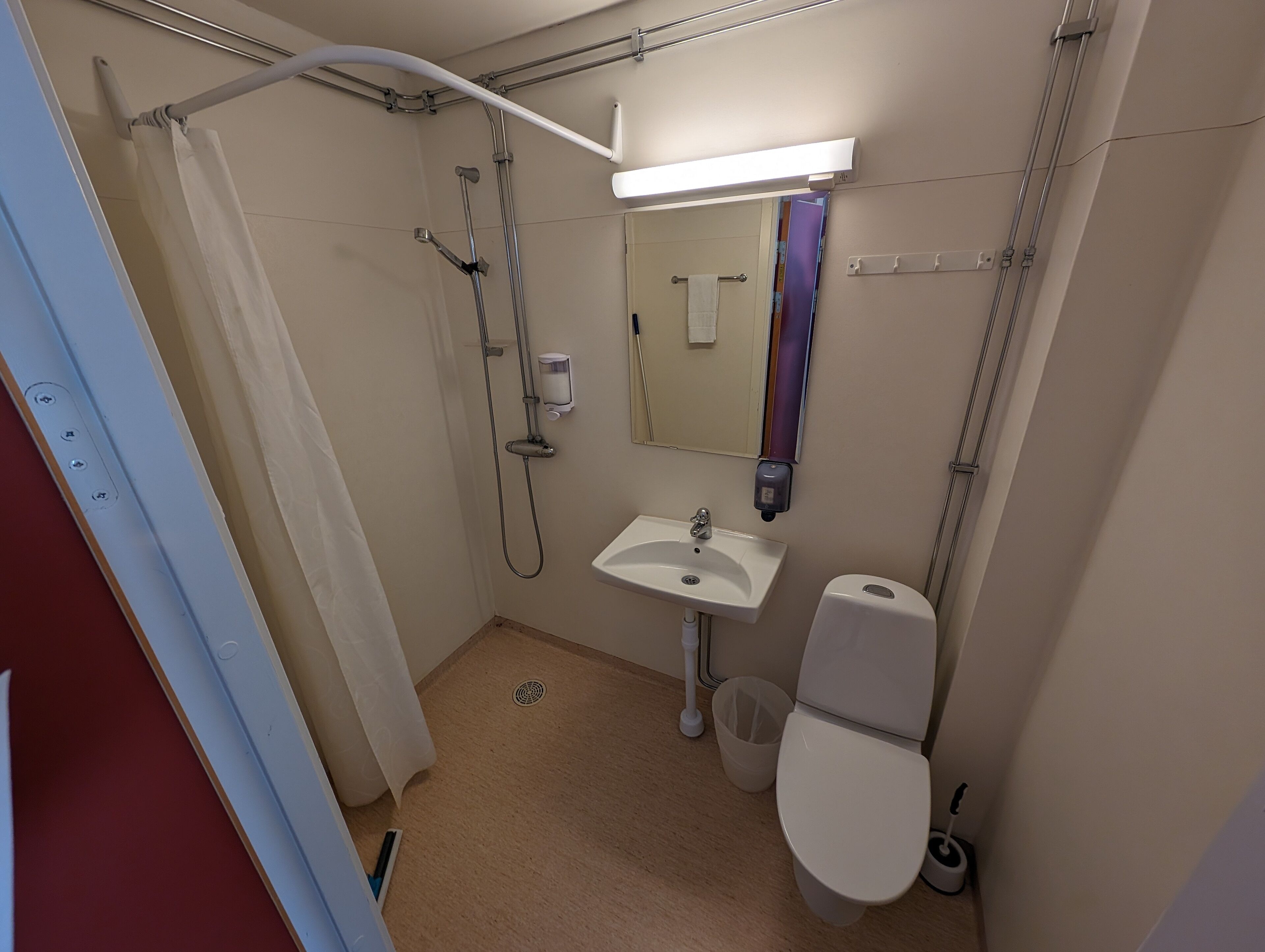 Basic dubbelrum eller tvåbäddsrum | Badrum | Hårtork