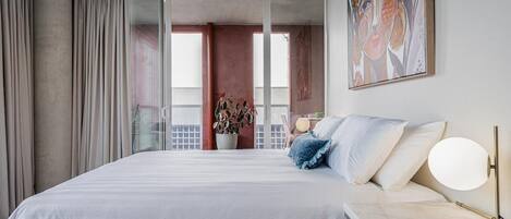 2 bedrooms, desk, WiFi