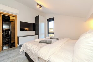 In-room safe, free WiFi, bed sheets - Apartments Royal (Vir)