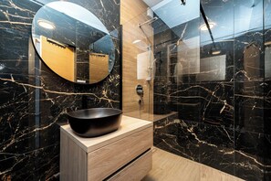Appartement Design | Salle de bain | Douche, séchoir à cheveux, serviettes fournies