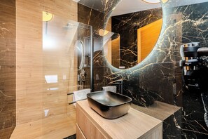 Comfort Apartment | Bathroom | Shower, hair dryer, towels