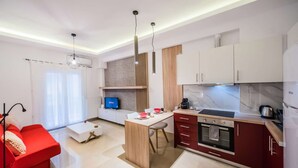 Een modern appartement met keuken, eethoek en zithoek.