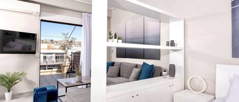 Een bureau, een strijkplank/strijkijzer, wifi, beddengoed